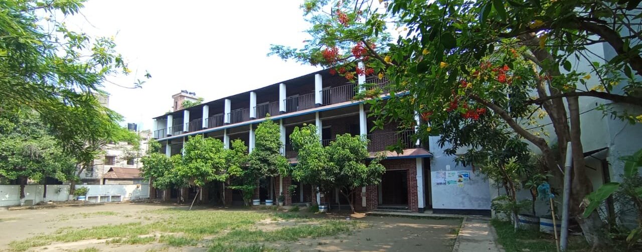 এখানে প্রায় দশ হাজারেরও বেশি মসজিদ আছে (ইসলামিক ফাউন্ডেশন বাংলাদেশ এর তথ্য মতে